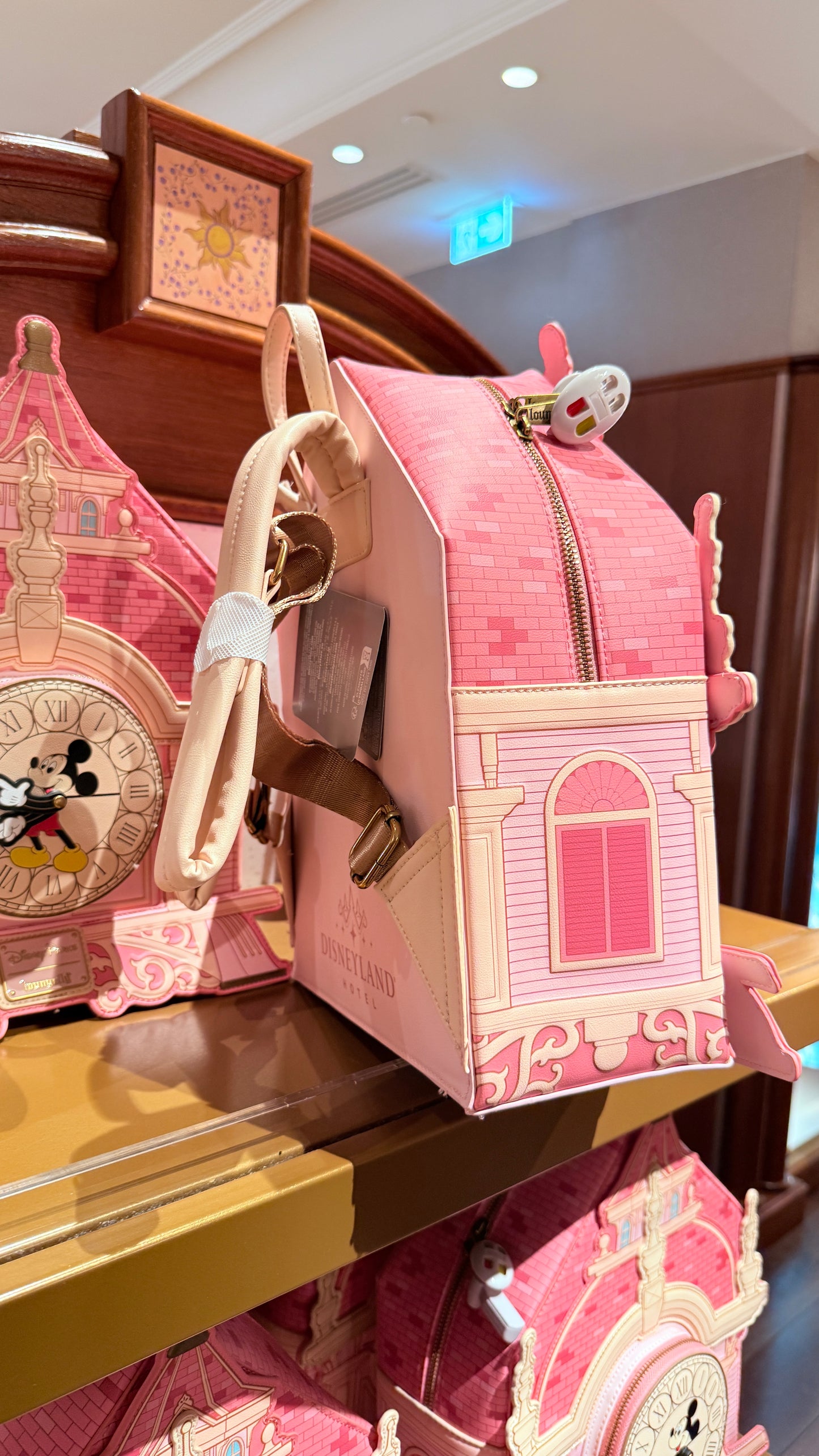 Mochila Loungefly Hotel Disneyland Paris Reloj Mickey Mouse