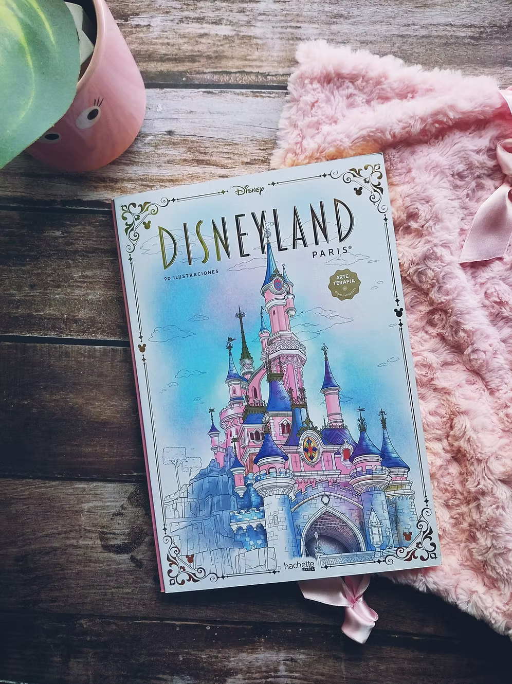 Libro para colorear Disneyland Paris Arteterapia Hachette Heroes