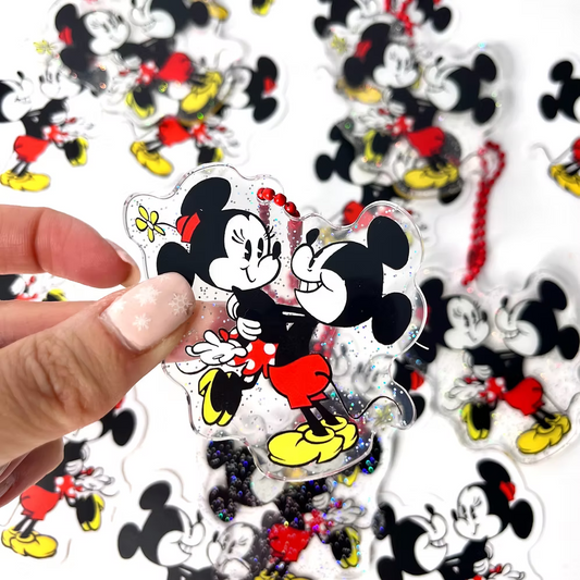 Llavero y pegatina Minnie en brazos de Mickey Mouse