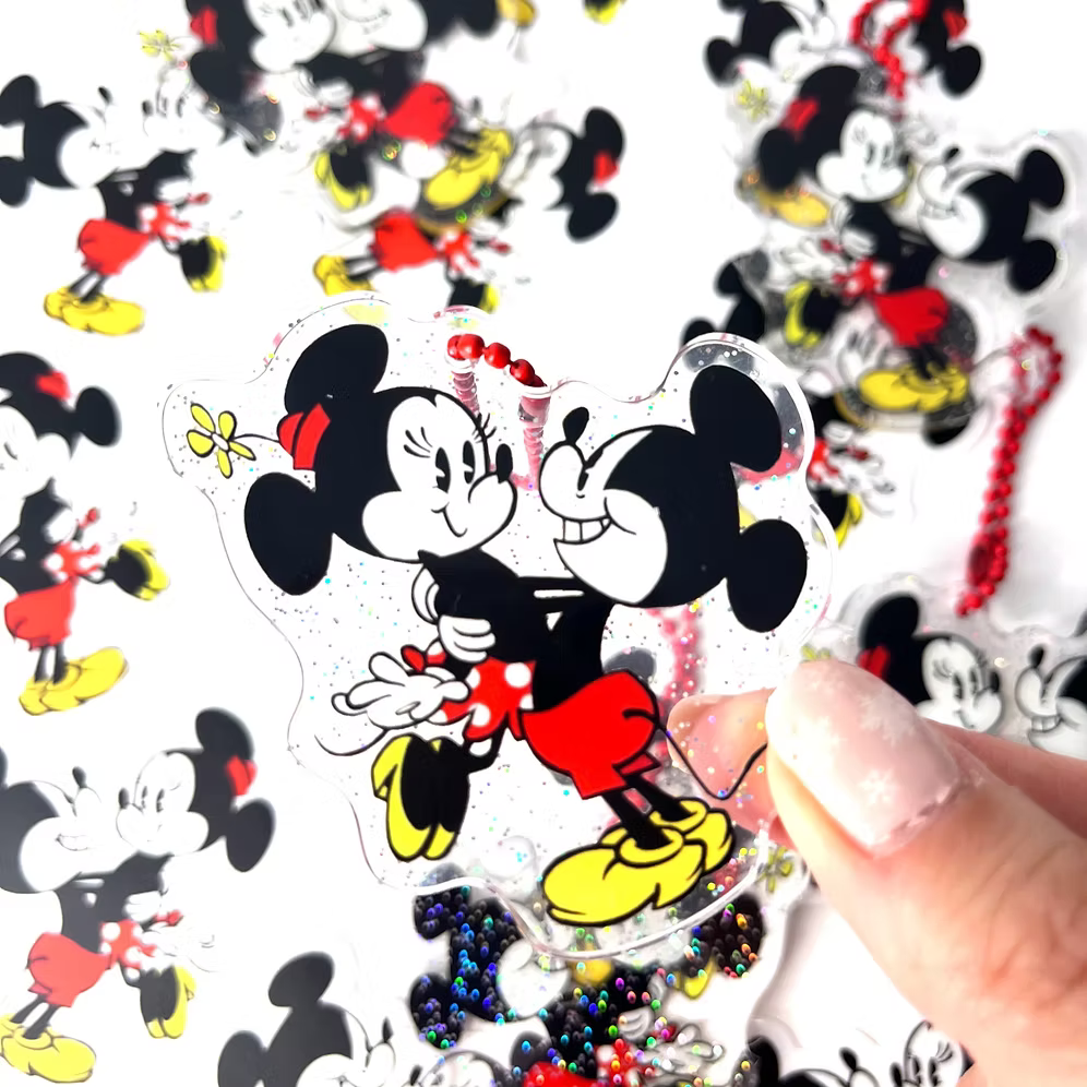 Llavero y pegatina Minnie en brazos de Mickey Mouse