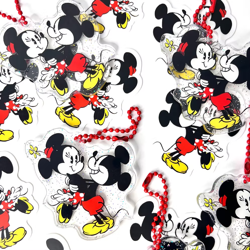 Llavero y pegatina Minnie en brazos de Mickey Mouse