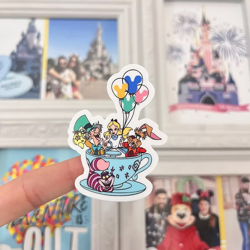 Pegatina Cheshire Sombrerero Loco en Taza de Alicia Pais Maravillas