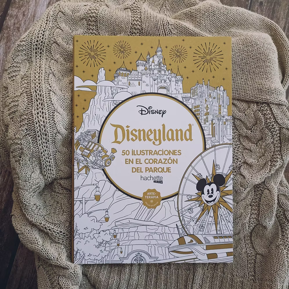 Libro para colorear Disneyland Hachette Heroes