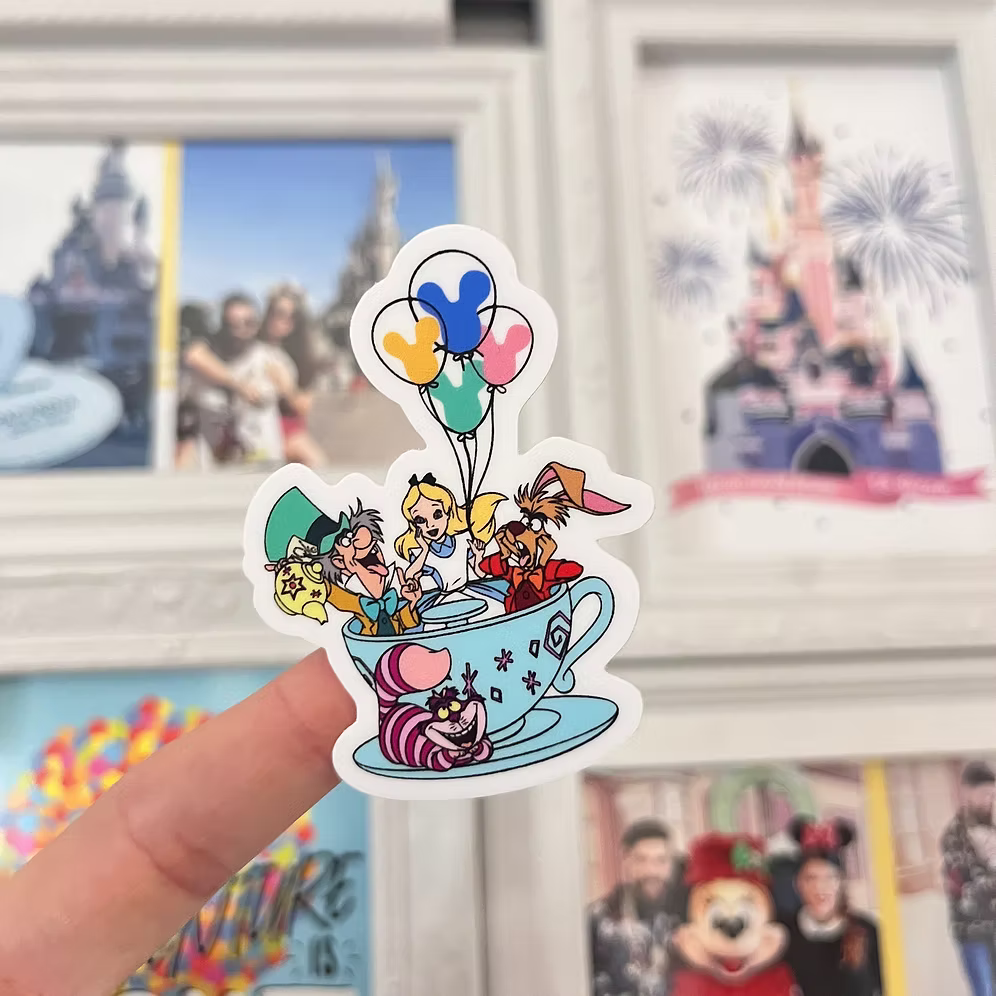 Pegatina Cheshire Sombrerero Loco en Taza de Alicia Pais Maravillas
