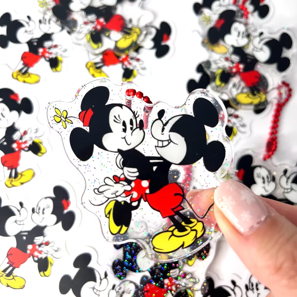 Llavero y pegatina Minnie en brazos de Mickey Mouse