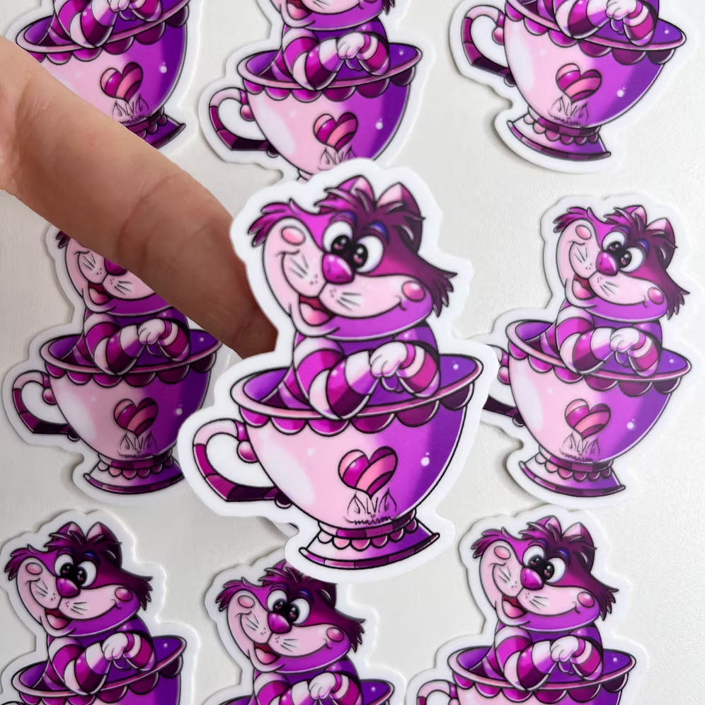 Pegatina Gato Cheshire en Taza Alicia Pais Maravillas